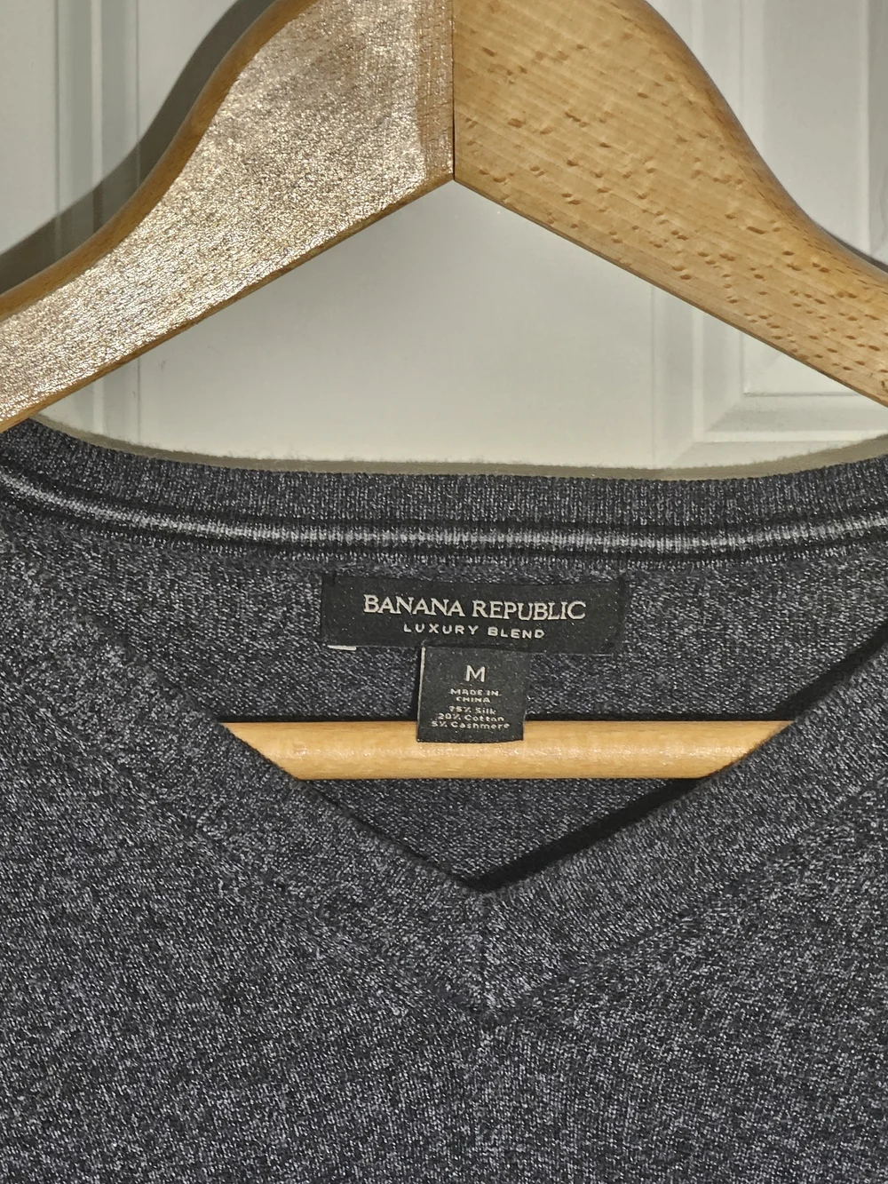 Banana Republic Luxury Blend V-Neck Sweater Men’s M Gray 75% Silk Cashmere